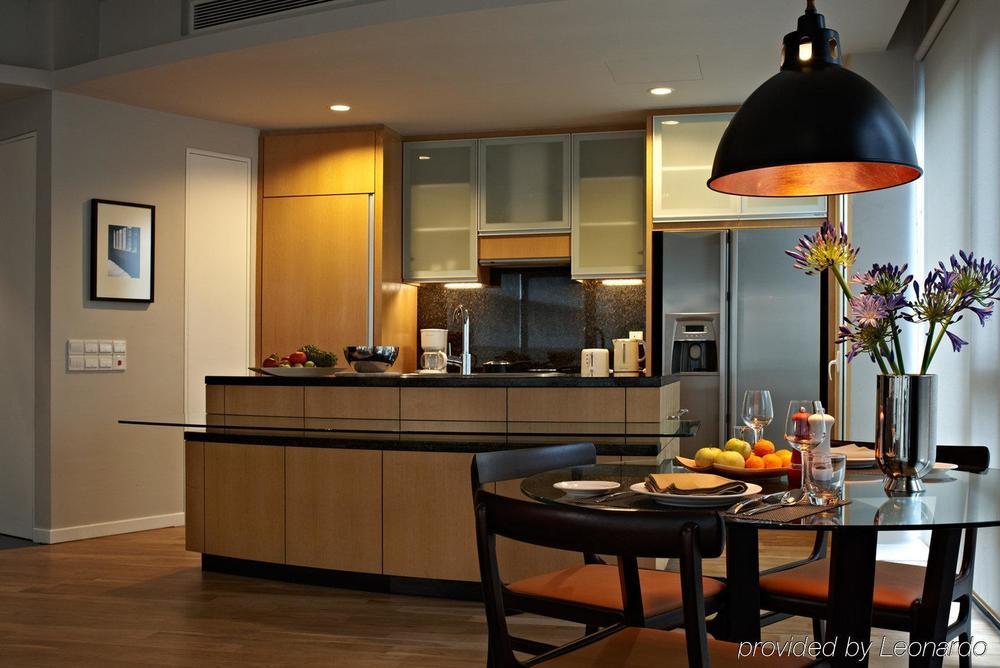 E&O 레지던스 쿠알라 룸푸르 호텔 쿠알라룸푸르 외부 사진 A kitchen in a serviced apartment in Singapore